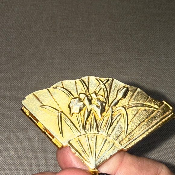 Elegant Gold Fan Pendant Necklace - Picture 4 of 11